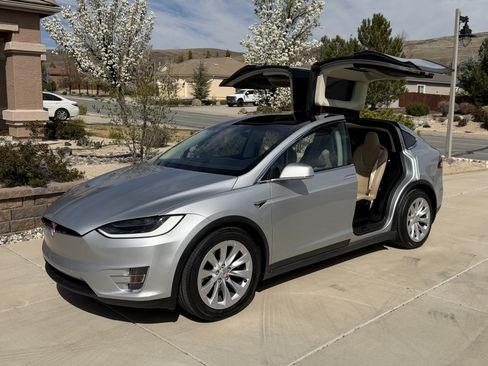 Used 2017 Tesla Model X 100D image 2