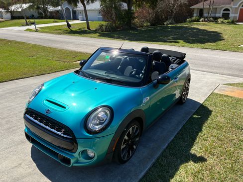 Used 2019 MINI Cooper S w/ Premium Package image 1