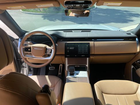 Used 2025 Land Rover Range Rover SE image 8