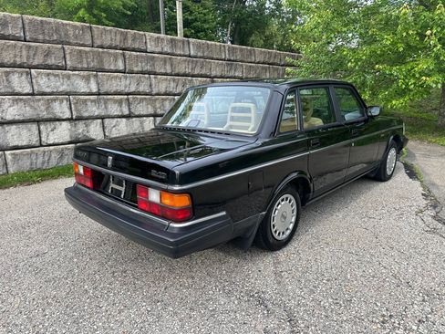Used 1993 Volvo 240 Sedan RWD image 8