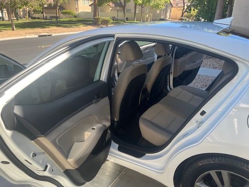 Used 2017 Hyundai Elantra SE image 19