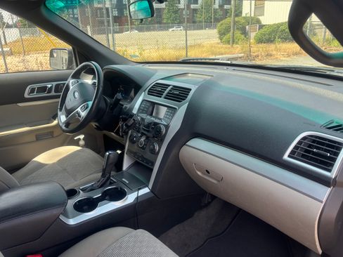 Used 2015 Ford Explorer XLT FWD image 9