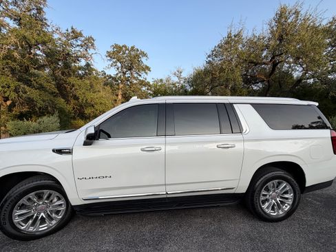 Used 2022 GMC Yukon XL SLT w/ SLT Premium Package RWD image 4