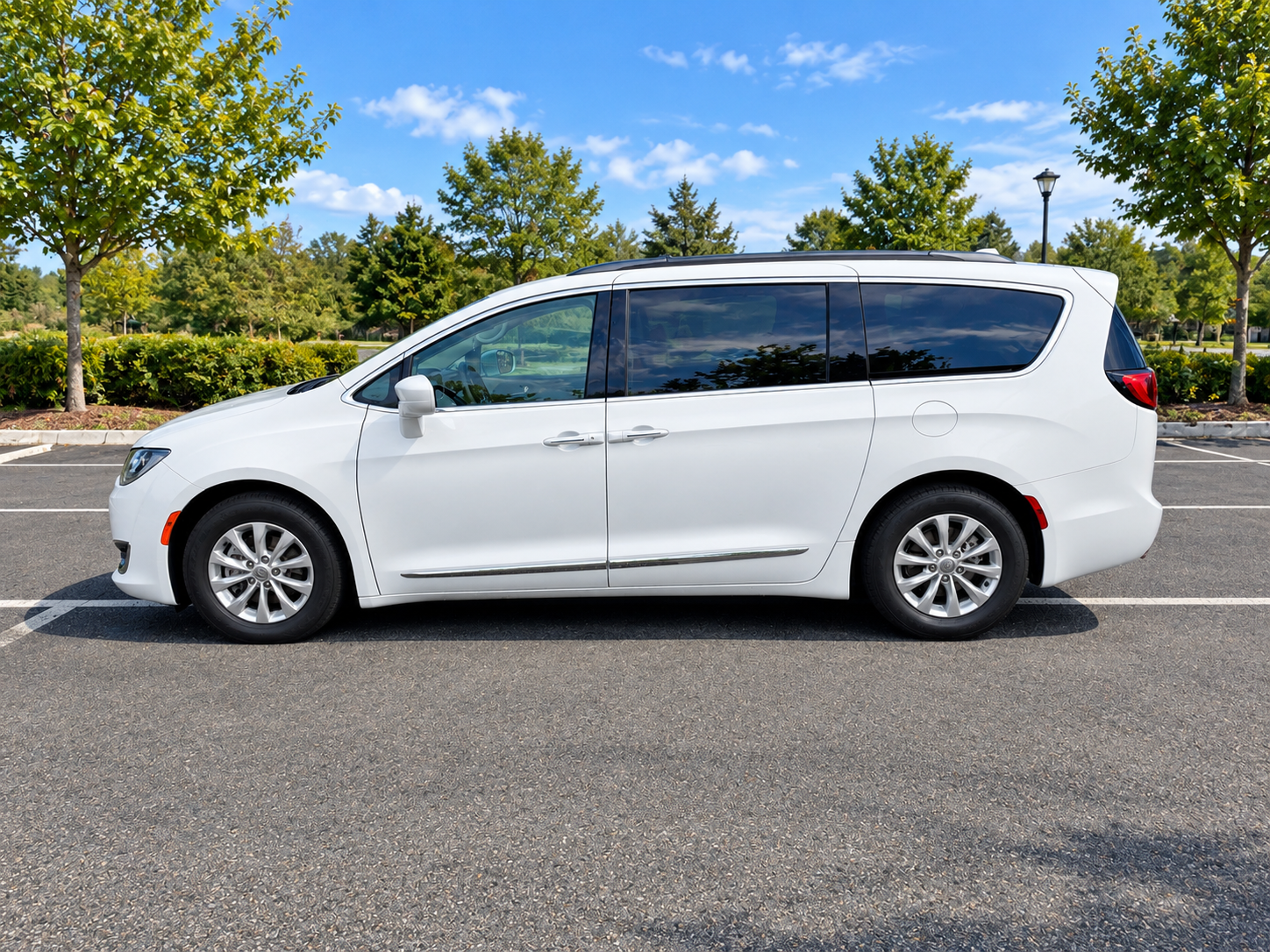 Used 2017 Chrysler Pacifica Touring-L FWD image 2
