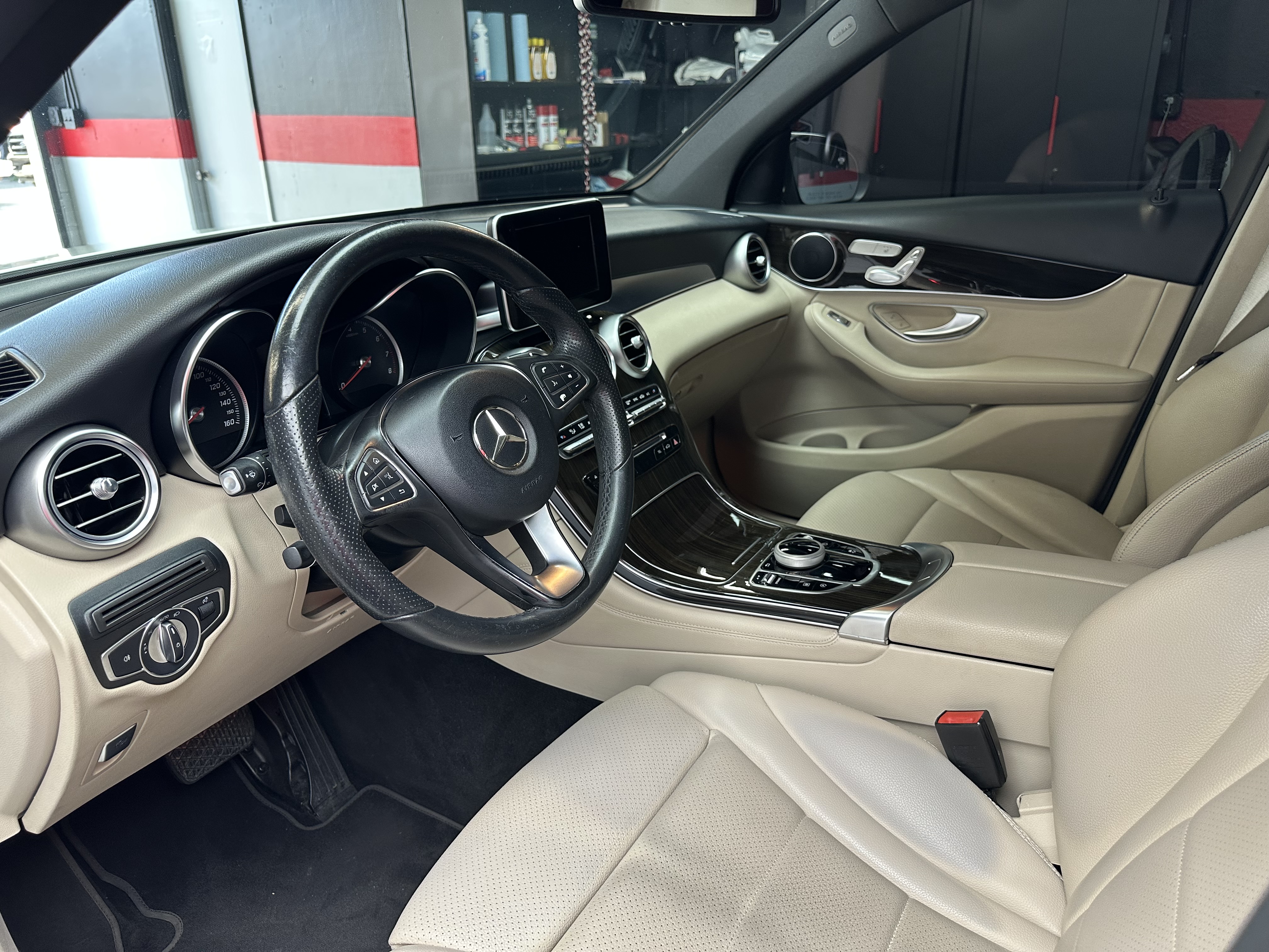 Used 2017 Mercedes-Benz GLC 300 image 4