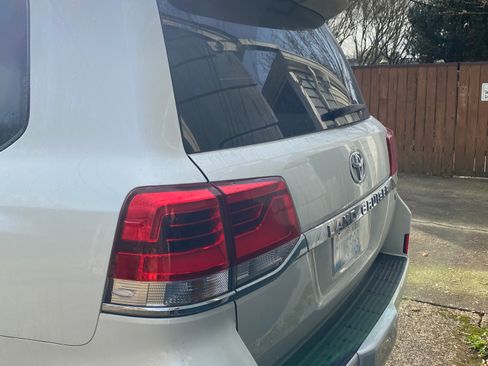 Used 2016 Toyota Land Cruiser image 7