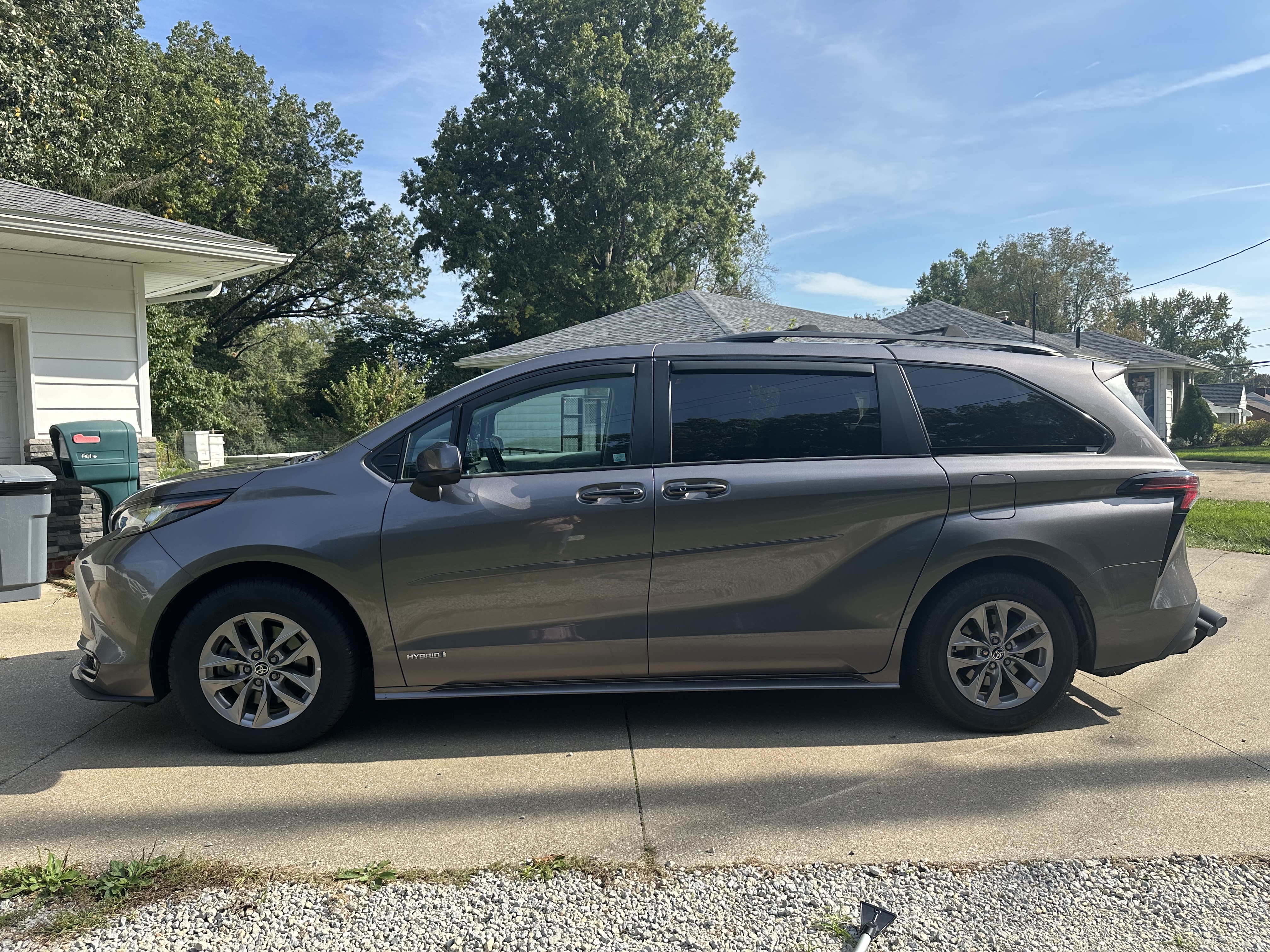 Used 2021 Toyota Sienna XLE AWD/4WD image 2