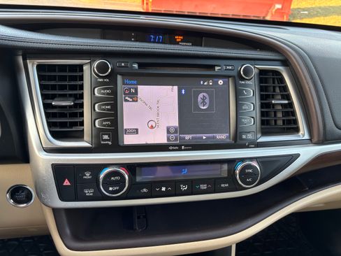 Used 2015 Toyota Highlander Limited image 24