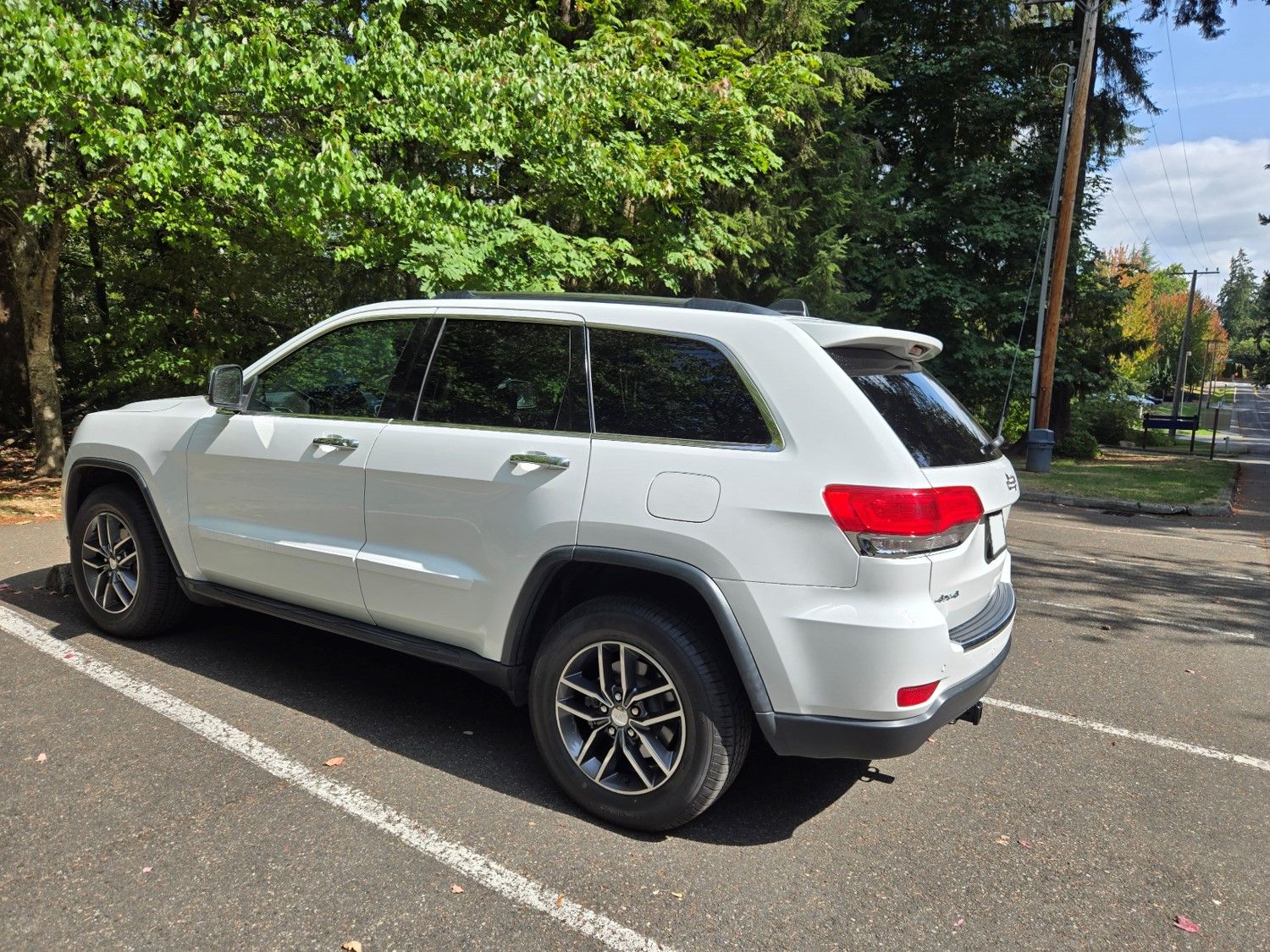 Used 2017 Jeep Grand Cherokee Limited AWD/4WD image 5