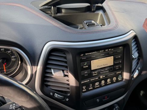 Used 2018 Jeep Cherokee Trailhawk w/ Comfort/Convenience Group image 14