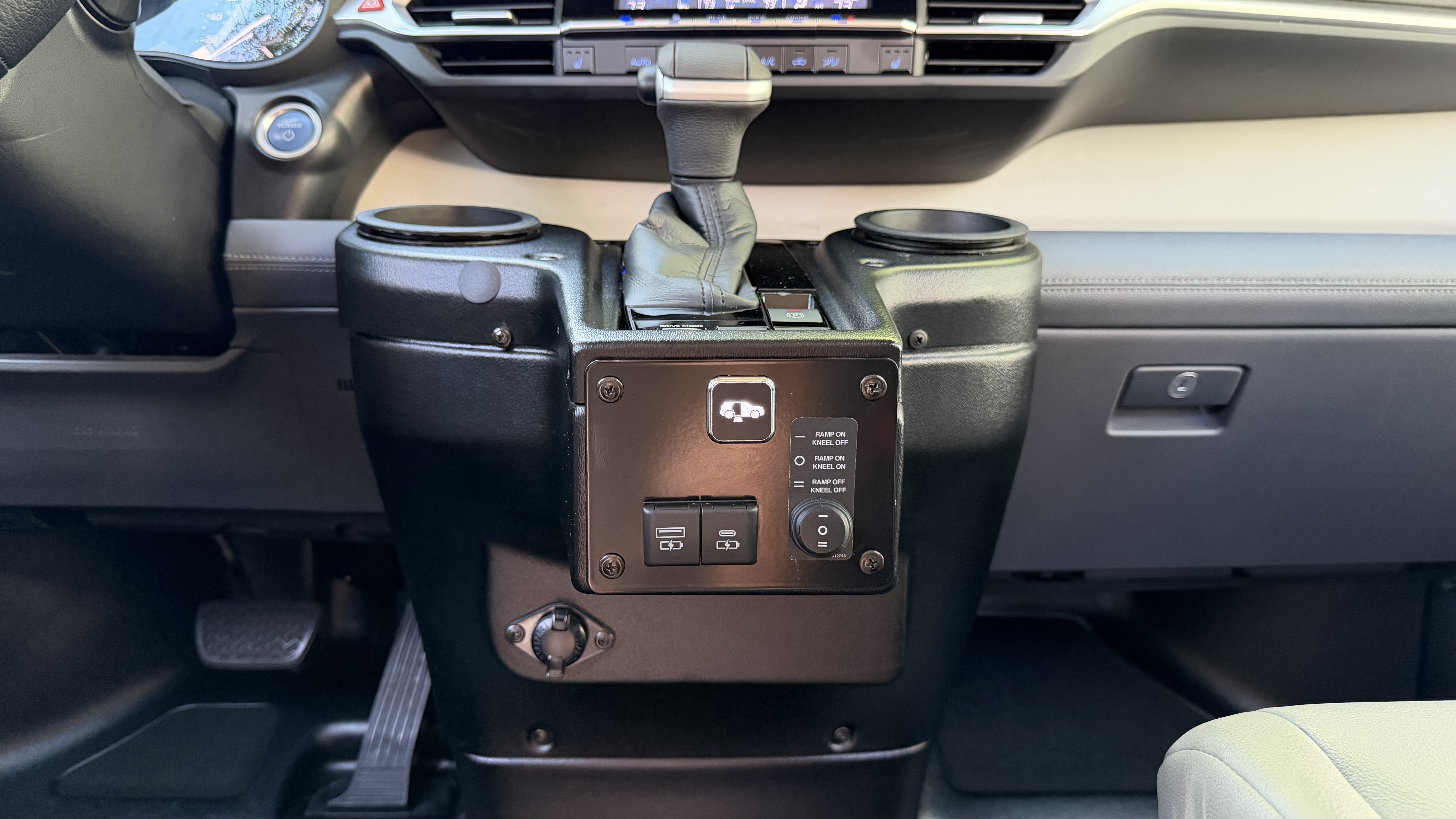 Used 2022 Toyota Sienna XLE w/ XLE Plus Package FWD image 19