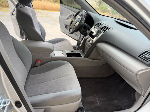 Used 2011 Toyota Camry LE image 10