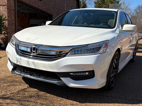 Used 2017 Honda Accord Touring image 2