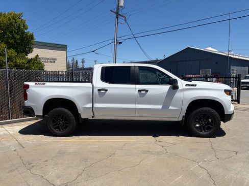 Used 2026 Chevrolet Silverado 1500 Custom Trail Boss w/ LPO, Dark Essentials Package AWD/4WD image 2