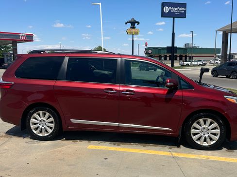 Used 2016 Toyota Sienna Limited FWD image 5