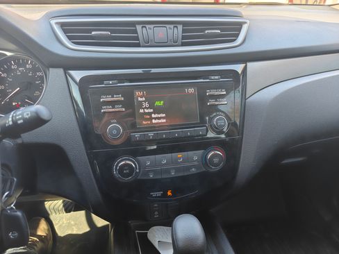 Used 2016 Nissan Rogue S image 11