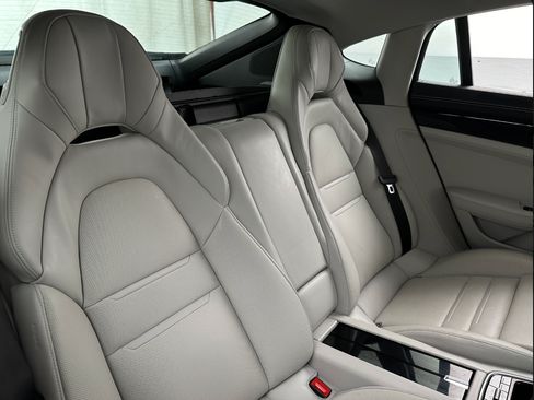Used 2018 Porsche Panamera image 11