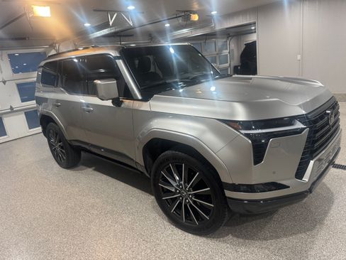 Used 2025 Lexus GX 550 w/ Accessory Package (2T) AWD/4WD image 4
