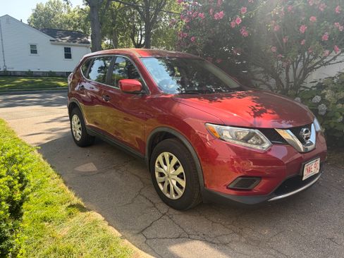 Used 2016 Nissan Rogue S AWD/4WD image 1