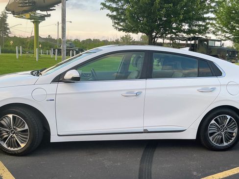 Used 2020 Hyundai Ioniq Limited FWD image 6