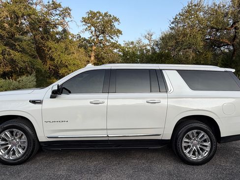 Used 2022 GMC Yukon XL SLT w/ SLT Premium Package RWD image 2