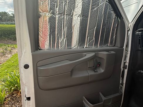 Used 2014 Chevrolet Express 2500 Extended RWD image 27