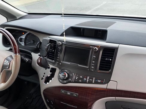 Used 2011 Toyota Sienna Limited image 8