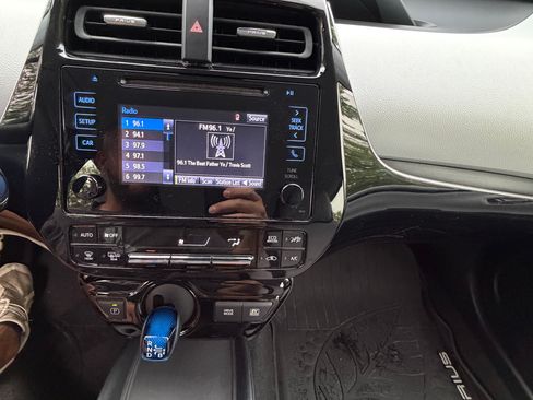 Used 2019 Toyota Prius L Eco FWD image 11