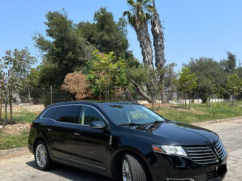 Used 2019 Lincoln MKT AWD image 1