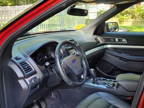 Used 2017 Ford Explorer XLT w/ Equipment Group 202A AWD/4WD image 12