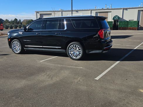 Used 2023 GMC Yukon XL Denali w/ Denali Reserve Package image 11