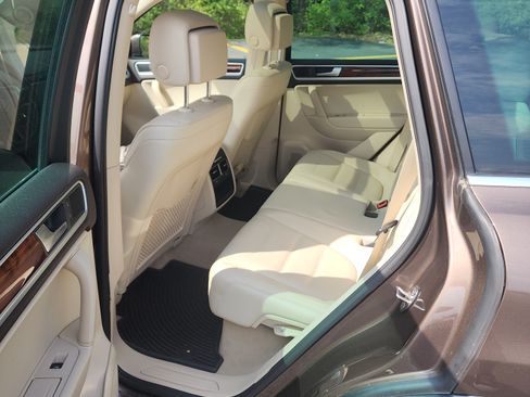 Used 2012 Volkswagen Touareg TDI image 14