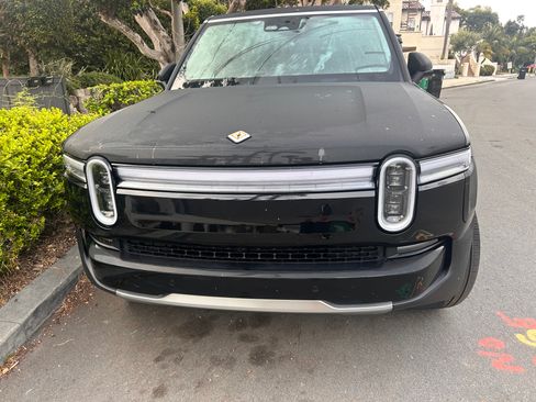 Used 2025 Rivian R1S Adventure image 18