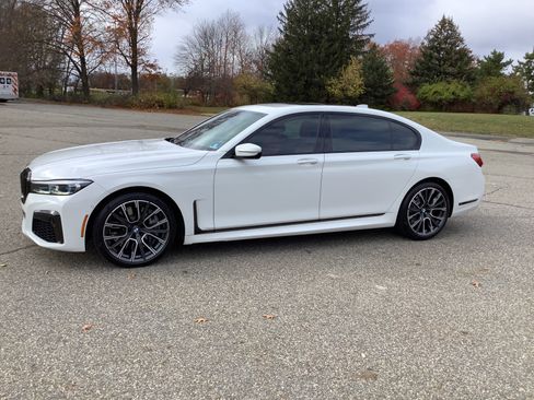 Used 2020 BMW 750i xDrive w/ Autobahn Package image 11