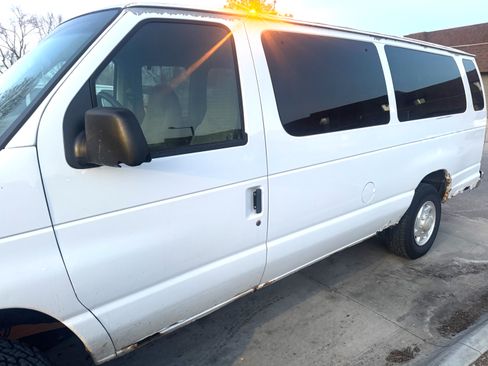 Used 2002 Ford E-350 and Econoline 350 Club Wagon image 1
