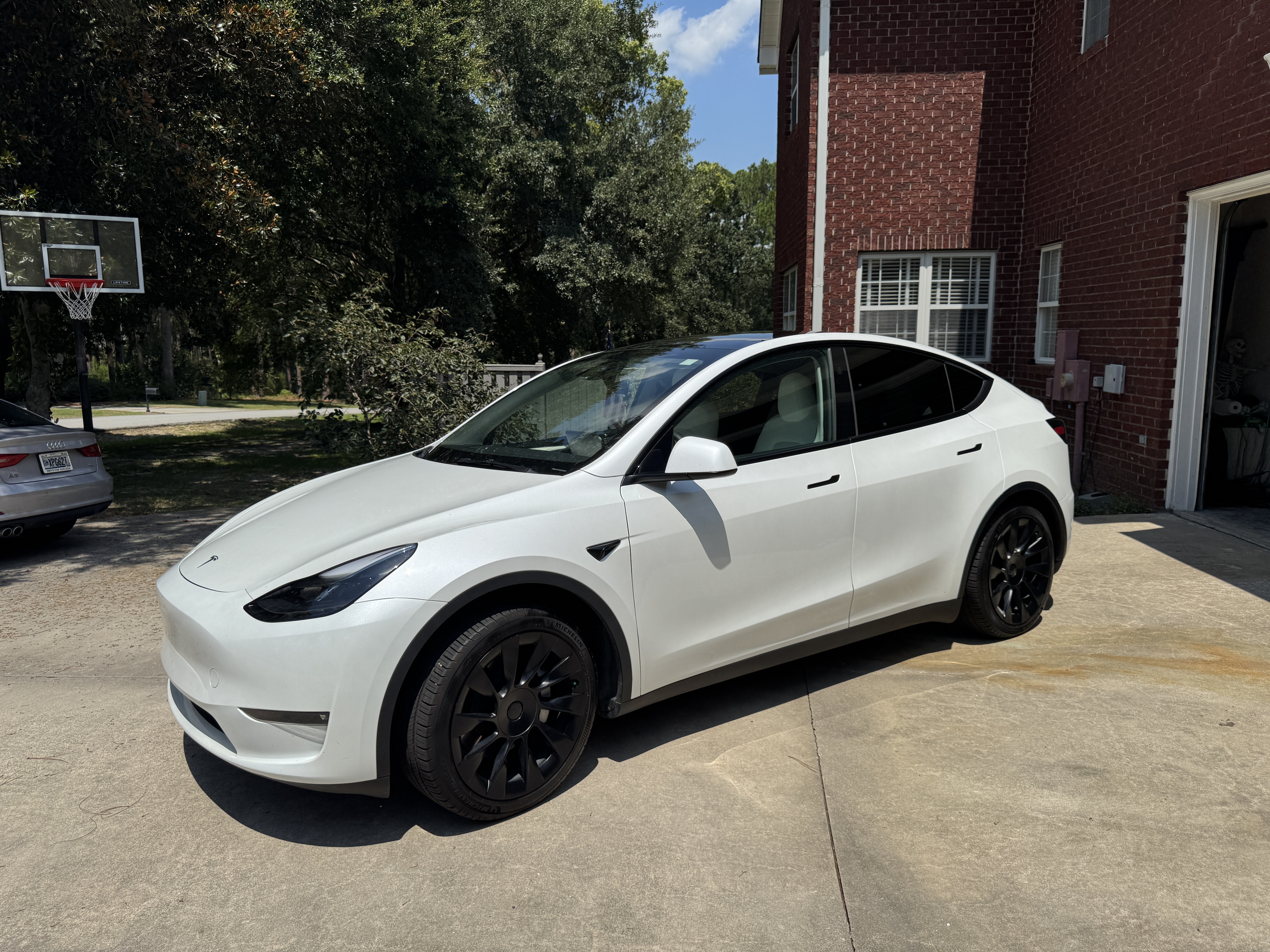 Used 2023 Tesla Model Y Long Range AWD/4WD image 1