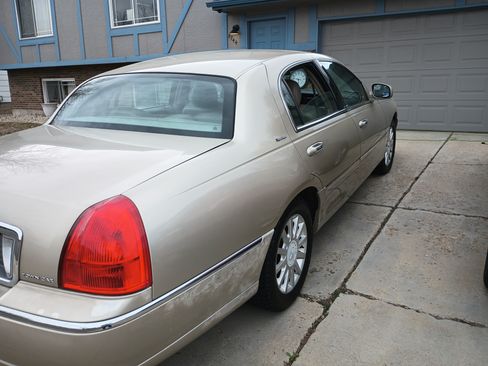Used 2006 Lincoln Town Car Signature image 15