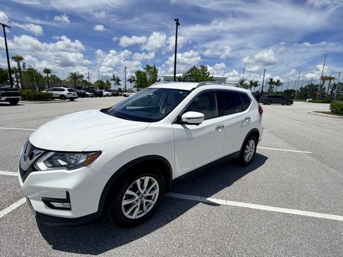Used 2017 Nissan Rogue SV w/ SV Premium Package FWD image 5