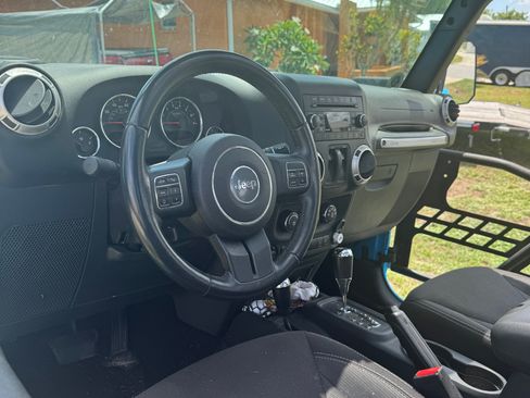 Used 2017 Jeep Wrangler Sahara w/ Connectivity Group AWD/4WD image 14