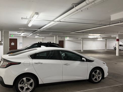 Used 2017 Chevrolet Volt LT image 1