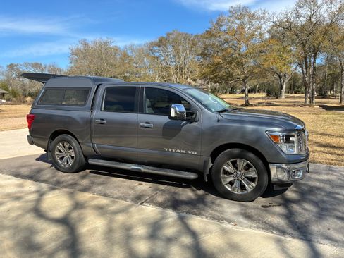 Used 2018 Nissan Titan SL w/ Chrome Package image 4