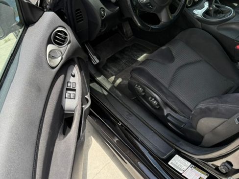 Used 2017 Nissan 370Z Coupe RWD image 10