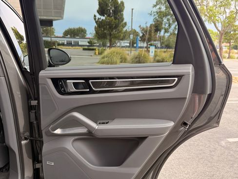 Used 2019 Porsche Cayenne Turbo AWD/4WD image 31