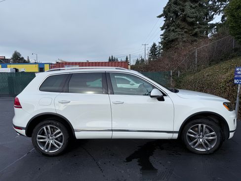 Used 2015 Volkswagen Touareg TDI image 6