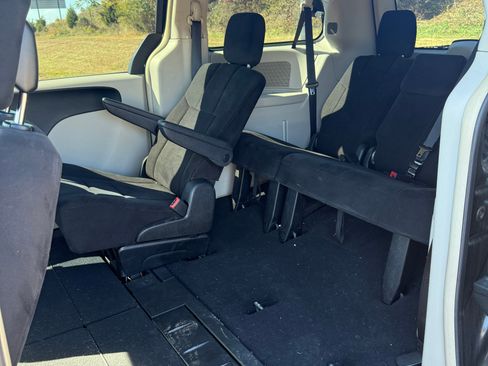 Used 2011 Chrysler Town & Country Touring image 6