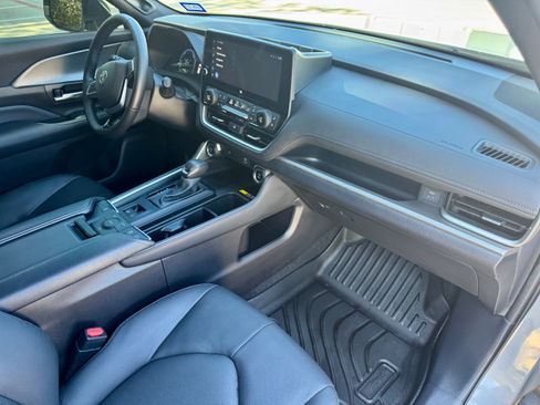 Used 2025 Toyota Grand Highlander AWD Hybrid image 18