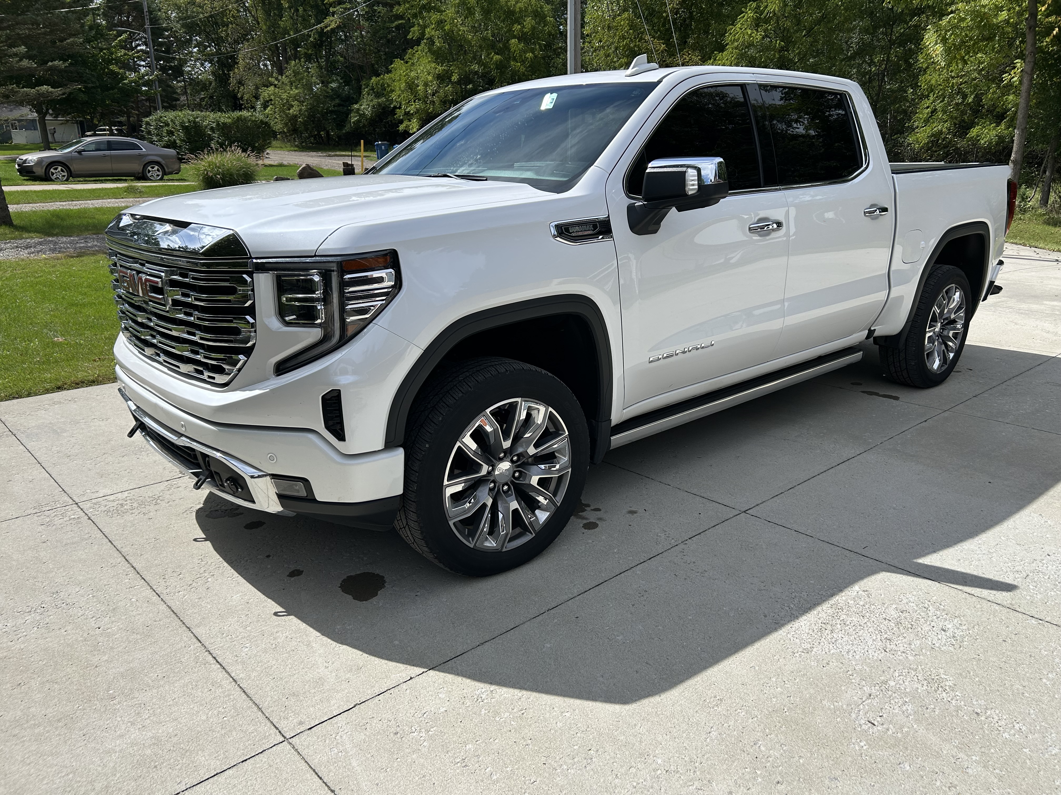 Used 2023 GMC Sierra 1500 Denali w/ Denali Reserve Package AWD/4WD image 1