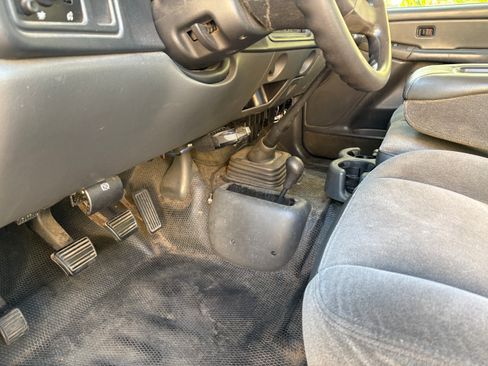 Used 2005 Chevrolet Silverado 2500 W/T w/ Skid Plate Package AWD/4WD image 6