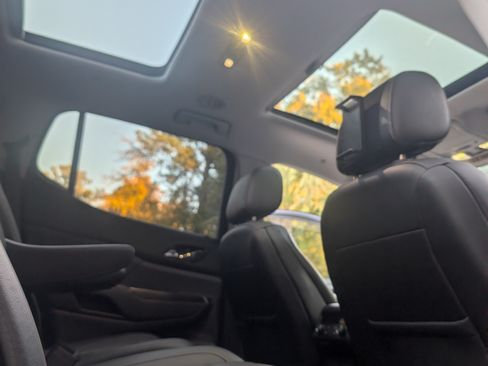 Used 2023 GMC Acadia SLT w/ Elevation Edition image 11