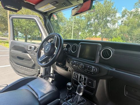 Used 2018 Jeep Wrangler Unlimited Sahara AWD/4WD image 8